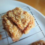 からやま - 「カリッともも」はいわゆるノーマルから揚げ
