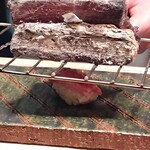 すし 良月 - カマトロを炭火で炙っています