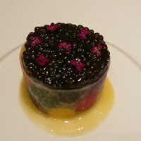 ラ カンロ - キャビアに可愛らしいお花。大根シートの中もお花畑。貝のタルタル。柚子のソースは相性よし。