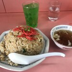 悦楽苑 - チャーハン、スープ、サービスのメロンソーダ