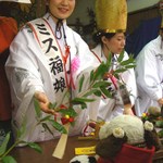 次は福笹を売ってるコーナーへ。ちゃっかりミス福娘さんのところに並んだつぬっこたち。笹、くださ～い！！