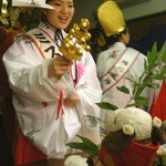 亀の池 浪速 - 笹を受け取るとき、福娘さんが鈴をならして、ご祈祷をしてくれます。神妙にしている２人・・・