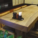 亀の池 浪速 - テーブルがすごく立派なのでお店の人に聞いたら100年ものの木材なんだって。老舗だから、こういうテーブルが合うんだね。