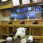 亀の池 浪速 - お昼時をちょっと過ぎているので混んでなくてよかったね。テーブル席が３つとカウンター席だけのすごくこぢんまりしたお店だけど、なんか落ち着くね～