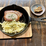 blanc cotta - 自家製スモークロースハムの鉄板焼(650円)