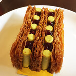 カフェ ミクニズ - 友人のオーダーしたミルフィーユ。ピスタチオクリームとラズベリーソースがパイの間に。