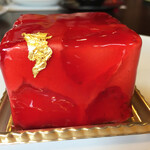 カフェ ミクニズ - ジュエリーのような。フレジエ。イチゴとフランボワーズのジュレの中は生成り色のクリームにさらにフレッシュ苺がたくさん。