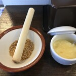 味噌らーめん工房 麺助 - すり胡麻、おろしニンニク