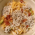 タパス＆タパス - 釜揚げシラスとアスパラガスの春のシチリア風  大盛  1,200円（税込）