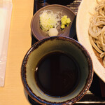 そば聖 - 蕎麥つゆと藥味。