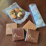 フランス菓子16区 - このようなチョコレートと焼菓子が入っていました。