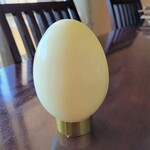 フランス菓子16区 - 卵の形をしたホワイトチョコレートの中に・・・。