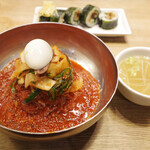 ぴょんぴょん舎 Te-su - ビビン麺 スープ付き＋キムチとプルコギのキンパ(1628円)のビビン麺(麺大盛り+220円)