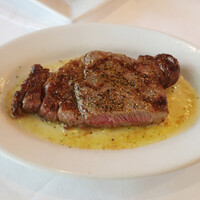 ルース クリス ステーキハウス - リブアイ 12oz/340g(9400円)の半分