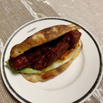 パンやきどころ RIKI - 国産若鶏のエスニック風バッファローソース ピリ辛チキンのフォカッチャサンド ¥500