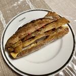 パンやきどころ RIKI - 自家製スモークチキンとレッドチェダーのカスクート 〜マンゴーマスタードと共に〜 ¥470