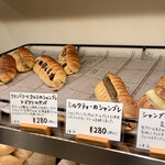 パンやきどころ RIKI - 生クリームを使用した生地のシャンブレ各種