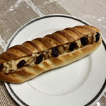 パンやきどころ RIKI - クランベリーとクルミのシャンブレ チーズクリームサンド ¥280