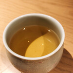 Sushi Karasu - 〆のバジル茶。浜松から
