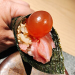 Sushi Karasu - 塩竃の大トロの手巻き。薬味はガリと山葵。丸いのは提灯です。この黄身のこってり感が大トロに合う