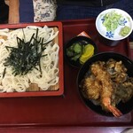 丸福きしめん - 息子は天丼セット ¥1100。
            
            きしめんは冷たいヤツ。
            
            きしめん  昔名古屋で食ったなぁ〜〜〜
            
            
            ヤワいへらべったいうどん・・・のような感じ。
            
            
            