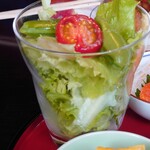 ピクトン - 大きいカップにサラダ。実はお箸で食べやすい！ひろがった葉っぱを丸めたりちぎったりしなくていい。
