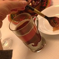 スンガリー 新宿東口本店 - 紅茶・ジャムを入れて飲む