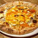 俺のフレンチ・イタリアン - ピザ・ビスマルク、店員さんにカットしていただいた後。