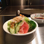 ステーキ石田 - サラダもみずみずしく
      オリジナルドレッシング、美味しかったです