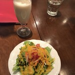 エムス キッチン - サラダとラッシー