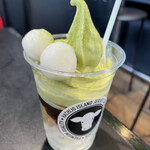 Hachijoujima Jaji Kafe - あしたばパフェ。下にはコーン、チョコ、ソフトもあってボリューム抜群