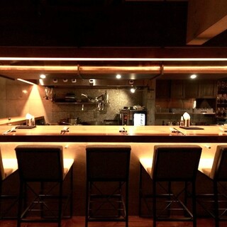 無機質と木の温かみ。スタイリッシュで落ち着いた大人の隠れ家