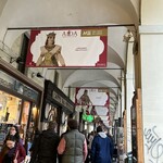 Cantine Barbaroux - Via Po の柱廊にはたくさんの人。エジプト博物館主催のオペラ・アイーダの垂れ幕