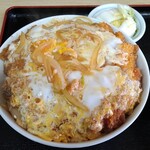 大衆食堂すずめ - 王道の煮込みカツ丼で香ばしい仕上がり。