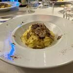 Cantine Barbaroux - 三人は、Tajarin al tartufo (たったの16€) やっぱり本場のトリュフは黒でも日本で食べるものに比べ香りが強くおいしい！