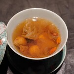 仁修樓 - 牛のアキレスと白キクラゲ、地鶏入り金華ハムと上湯スープの蒸しスープ