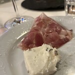 Cantine Barbaroux - イチジクのマルメラータと栗の花のハチミツを付けると一層おいしい。素晴らしい！！！！！