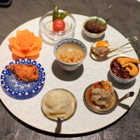 仁修樓 - 前菜 　海月　白菜、胡瓜、トマトの甘酢漬け　黒バイ貝　鳥の白肝　ピーカンナッツとカシオナッツ 　猪のシューマイ　毛蟹の小籠包　虎河豚の唐揚げ