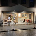 ビストロ 山．海．葉っぱ - 外観　雨の夜