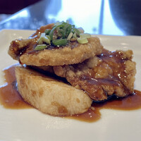 中国菜 老四川 飄香 銀座三越店 - 黒酢のすぶた
                    揚げた豚肉と長芋に黒酢ソースを掛けたすぶたはオリジナルティーを感じます♪
                    カリッと揚がった食感、豚肉と長芋の美味しさそのままにいただけとても新鮮な感覚のすぶたです。
                    めちゃ美味しい♪