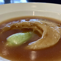 中国菜 老四川 飄香 銀座三越店 - 濃厚鶏スープで煮込んだフカヒレ姿煮
                    フカヒレの繊維に絡まる鶏出汁スープの濃厚な旨み、飄香さんのフカヒレ姿煮はやばいです美味しくって！！
                    迷わずご飯に乗せてフカヒレ丼としてかき込みました♪