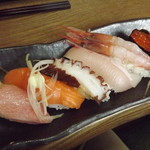 Umaisakana Kansuke - ランチ「日替わり和膳」の寿司アップ　一番左は大トロでした。
