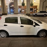 Cantine Barbaroux - FIAT Grande Punto (Design : Giorgetto Giugiaro、この娘の車は 2019年型) 有料の路駐はブルーのライン内、上手に縦列駐車する娘