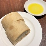 ビストロ 山．海．葉っぱ - お食事セット　パン　フォカッチャとオリーブオイル