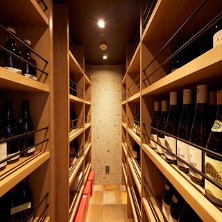 와인 셀러에는 프랑스의 물건을 중심으로 약 2,000그루를 상비.