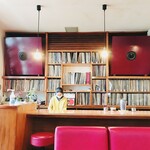 コーヒー園 - 壁のレコードとスピーカー