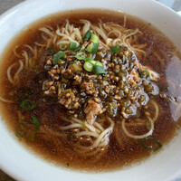 涵梅舫 銀座店 - 高菜入り醤油ラーメン