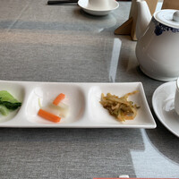 涵梅舫 銀座店 - 前菜がつきます。左から、青梗菜塩漬け、ピクルス、ザーサイ
