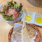 ル バー ラヴァン サンカンドゥ アザブ トウキョウ 関内店 - グランドメニューに付けられるパンとミニサラダ