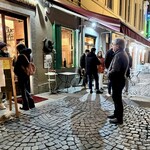 Cantine Barbaroux - 午後九時に外へ出ると席が空くのを待つたくさんの人々